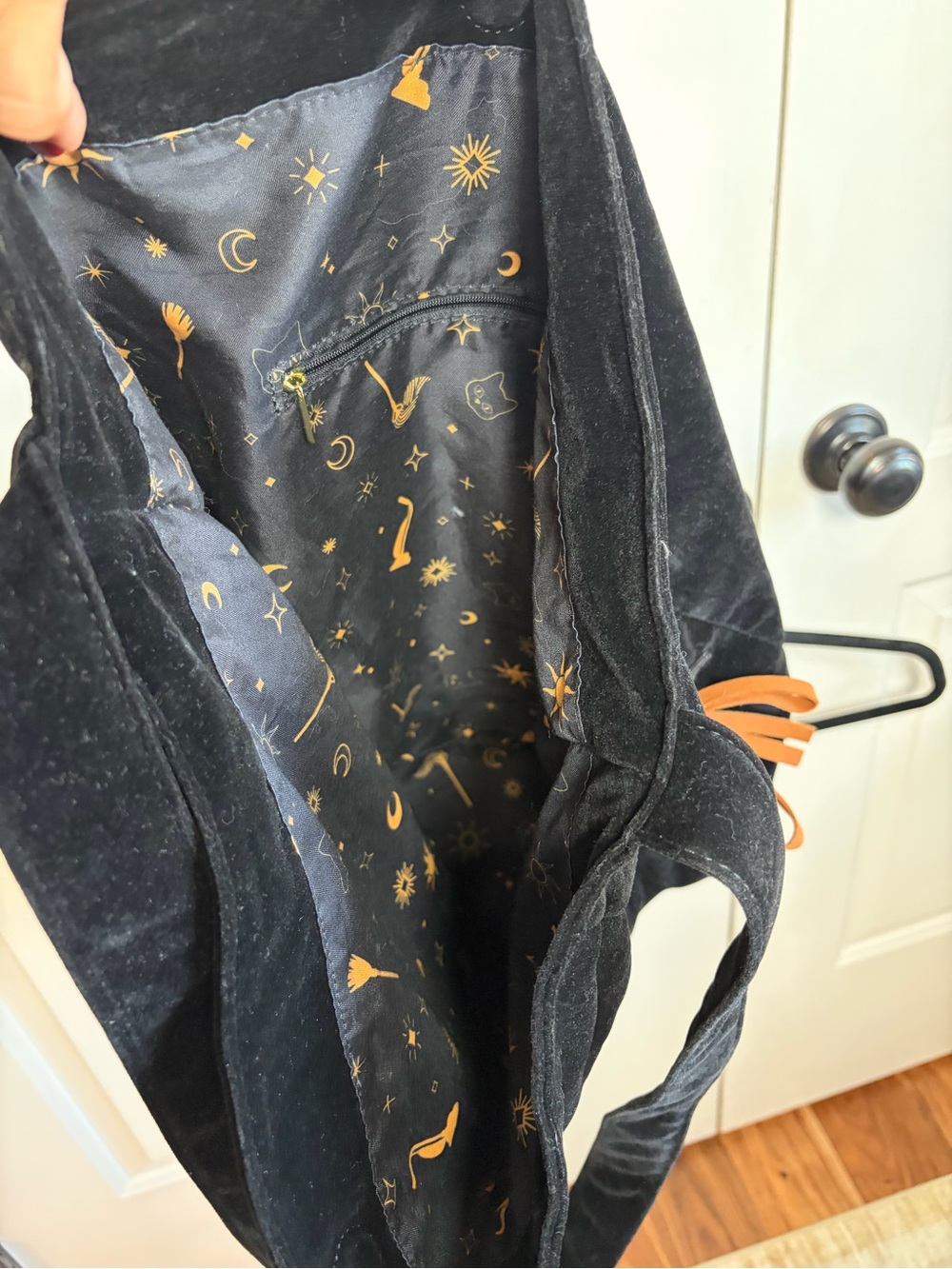 🌙Her Universe Disney Hocus Pocus Icons Velvet Embroidered Crossbody Bag - Picture 9 of 13